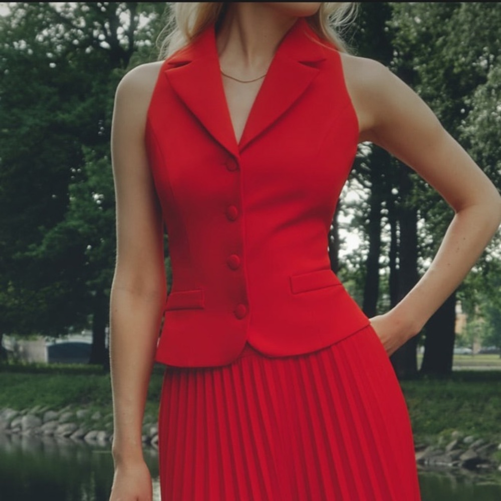 Lichi fitted waistcoat with large buttons